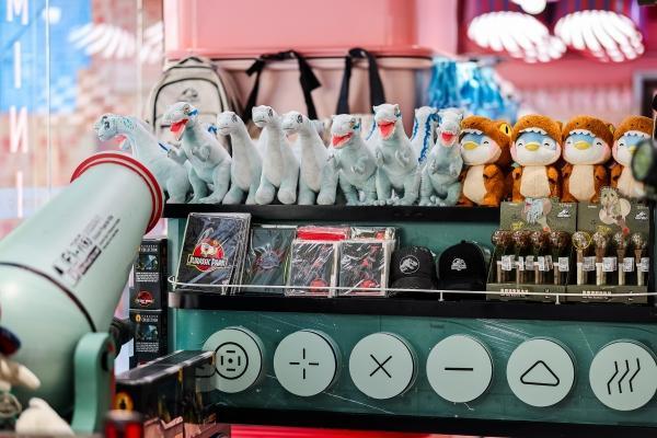半岛官网顶奢商圈加快拥抱爱好消耗MINISO SPACE入驻南京德基(图1)